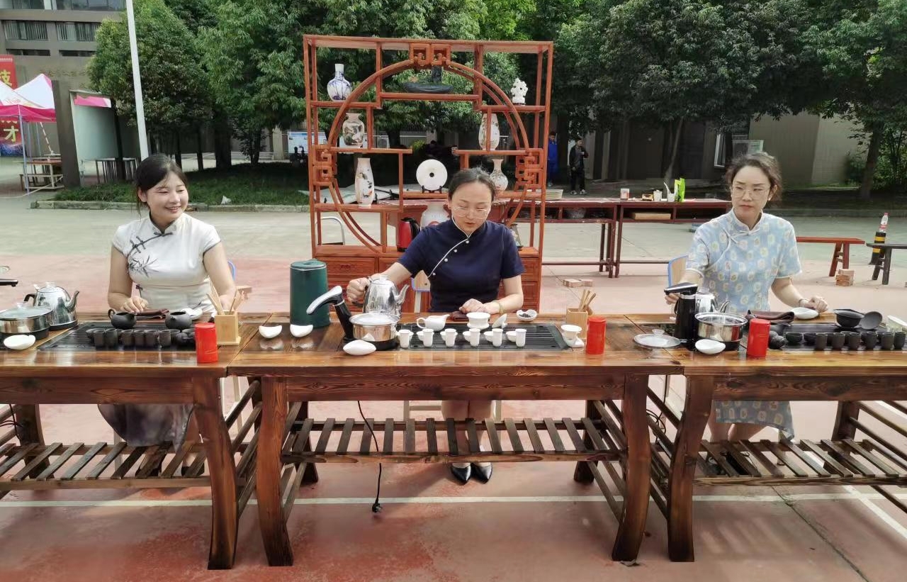 【我身边的老师】圣洁羊角花 安院传佳话 ——记基础部“最美教师”朱晓玲