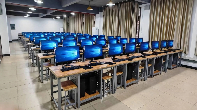 计算机专业技能实训室.jpg