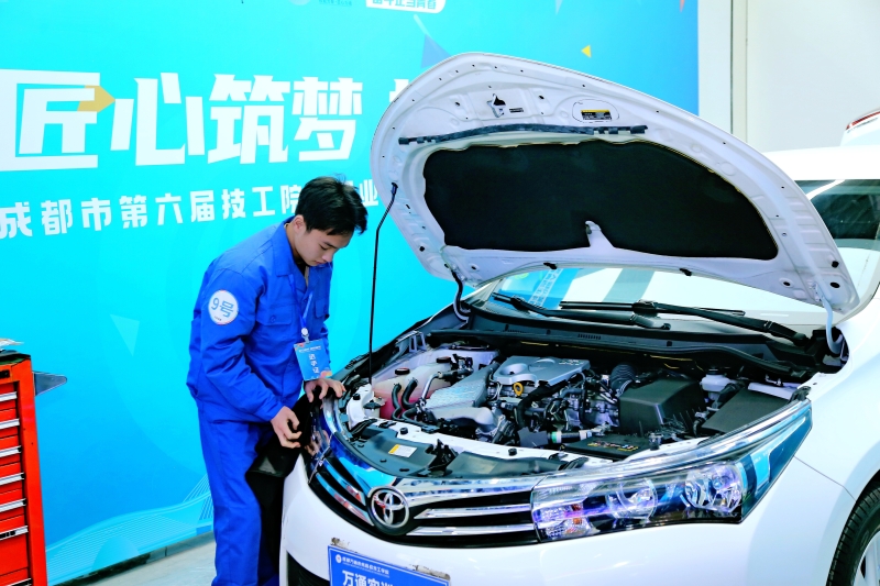 技能成就未来--记汽车工程系成才典范张文杰