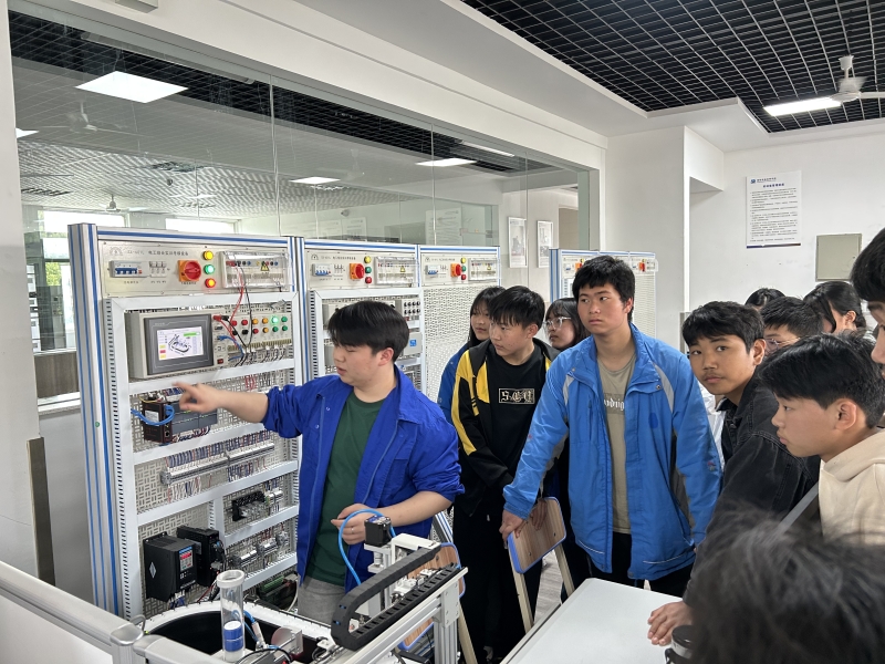 探索实践之旅：中江适应性学生探访智能制造工程系实训室，启航知识与实践的桥梁