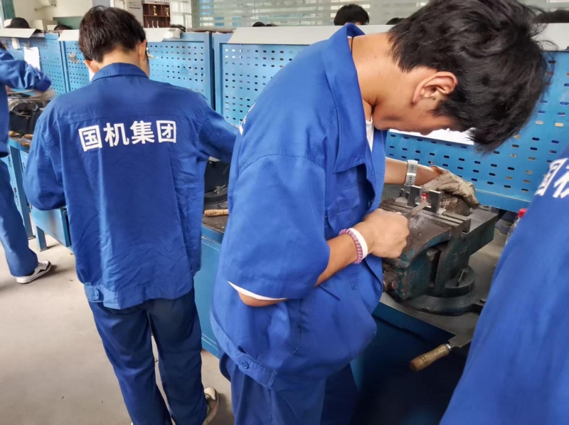 酷暑砺匠心 技能展风采 —— 德阳安装技师学院智能智造工程系开展钳工技能提升实习教学?