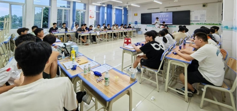 一场点燃青春快乐的周末班会