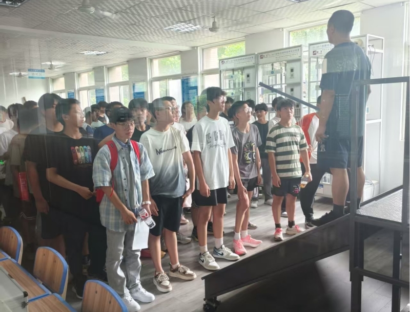 电气专业新生开启实训第一课——实操中点亮技能之光