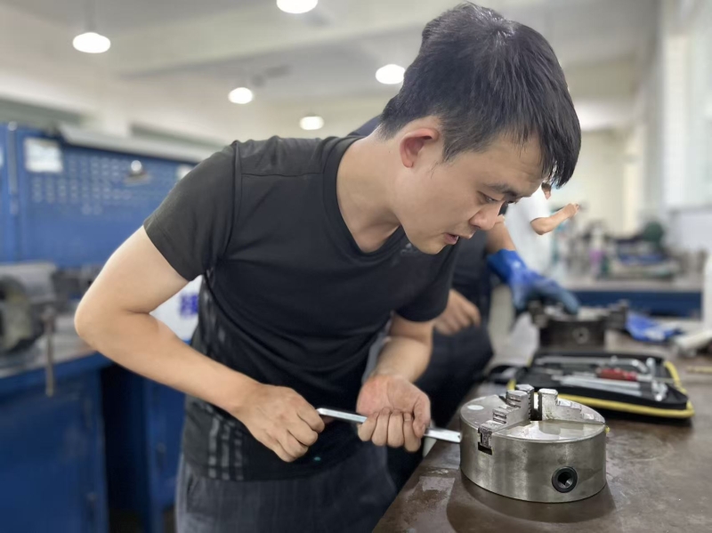 以技赋能促就业 钳工初级认定考试助力大学生再就业