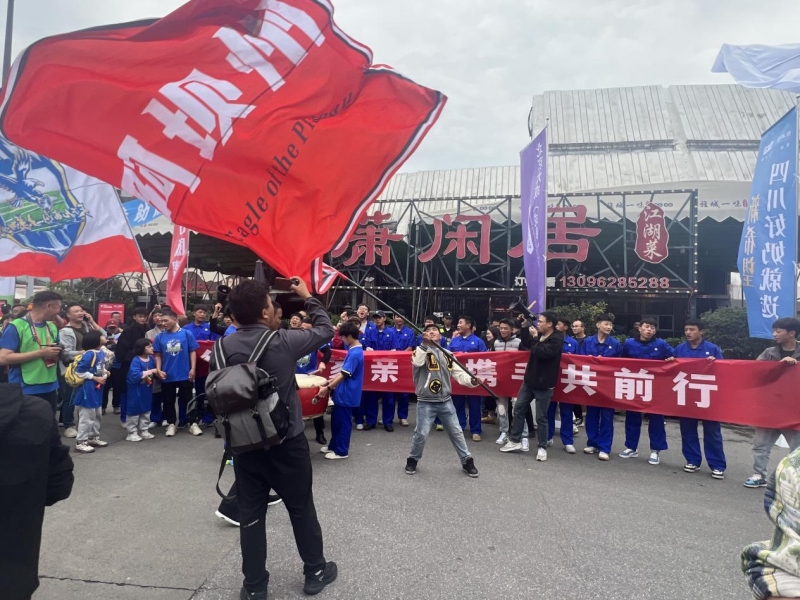 汽车工程系“9+3”学生观赛川超---民族团结与体育精神交融共鸣